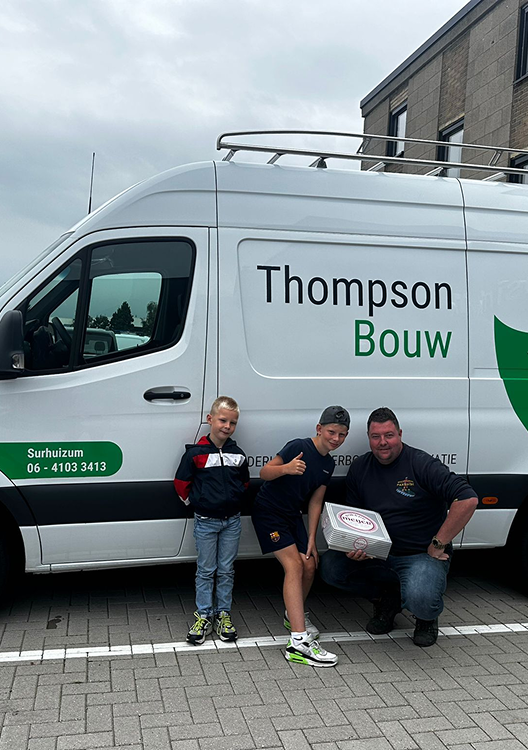 Thompson Bouw werkbus en team bij een bouwproject in Noord-Oost Friesland